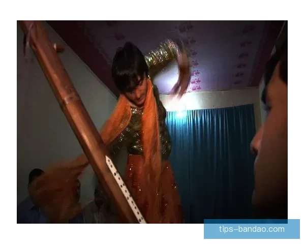 悲剧根源揭秘艾维童年遭性虐待引发荒唐行为 悲剧根源揭秘艾维童年遭性虐待引发荒唐行为