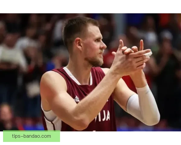 勇士伤兵潮波尔津吉斯罚球时替补席仅剩两人七人缺阵成焦点